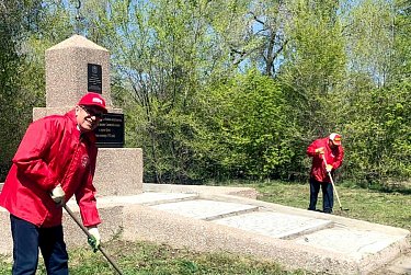 Депутаты навели чистоту в орском сквере